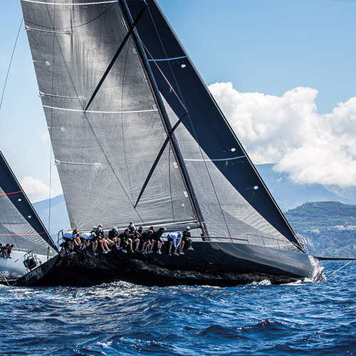 Jethou participe à une course de voiliers